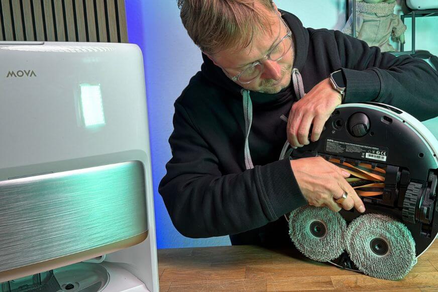Der MOVA V70 Ultra Complete ist von unten zu sehen.